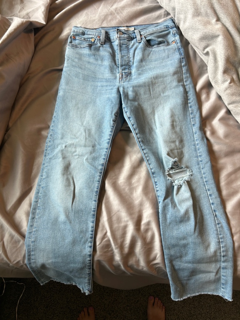 Levi’s Wedgie Straight Light Wash Straight-Leg Women’s Jeans with Knee Distress